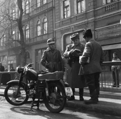 Magyarország, Kaposvár, Kossuth tér, balra a Noszlopy Gáspár utca 2. Közúti ellenőrzés., 1965, Magyar Rendőr, rendőr, kucsma, usánka, bukósisak, bőrkabát, motorkerékpár, rendszám, Fortepan #65094