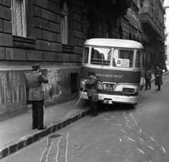 Magyarország, Budapest V., baleseti helyszínelés a Szemere utca 6. előtt, az autóbusz az Alkotmány utca felől a Szalay utca felé haladt., 1965, Magyar Rendőr, autóbusz, baleset, járda, rendszám, Budapest, helyszínelés, Fortepan #65104