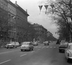 Magyarország, Budapest VI., Andrássy út (Népköztársaság útja), középen balra az Operaház és a Hajós utca torkolata., 1965, Magyar Rendőr, Chevrolet-márka, Budapest, gyalogátkelő, rendszám, Patyolat Vállalat, Skoda Octavia, GAZ M21 Volga, Fortepan #65105