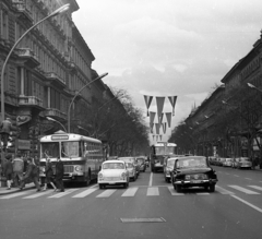 Magyarország, Budapest VI., Andrássy út (Népköztársaság útja) a Bajcsy-Zsilinszky út felől nézve., 1965, Magyar Rendőr, csehszlovák gyártmány, Tatra-márka, német gyártmány, Trabant-márka, magyar gyártmány, Ikarus-márka, Volkswagen-márka, Ikarus 620/630, Tatra 603, Trabant 600, Volkswagen Bogár, Ikarus 556, Budapest, gyalogátkelő, Fortepan #65108