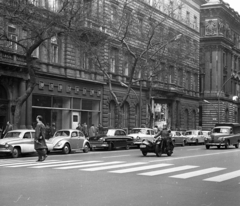 Magyarország, Budapest VI., Andrássy út (Népköztársaság útja) a Káldy Gyula utcától a Dobó utca felé nézve., 1965, Magyar Rendőr, Volkswagen-márka, Volkswagen Bogár, Budapest, FSO Warszawa 204P, BMW R71, forgalom, Opel Kapitän, mercedes w120, Wartburg 311/312, autószalon, oldalkocsis motorkerékpár, Fortepan #65118