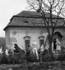 Magyarország, Szécsény, Benczúrfalva, Fő út 2. Benczúr-kastély. Benczúr Gyula egykori műterme, melyet ekkor id. Szabó István szobrászművész használt., 1965, Magyar Rendőr, manzárd, Fortepan #65121