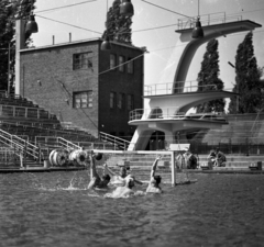 Magyarország, Margitsziget, Budapest, Hajós Alfréd Nemzeti Sportuszoda., 1965, Magyar Rendőr, uszoda, vízilabda, ugrótorony, rajtkő, Fortepan #65127