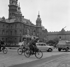 Magyarország, Győr, Városháza a Szent István (Tanácsköztársaság) út - Baross Gábor (Lenin) út kereszteződéséből nézve., 1965, Magyar Rendőr, Trabant-márka, középület, GAZ 69, neobarokk stílus, Hübner Jenő-terv, kerékpár, Fortepan #65132