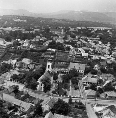 Magyarország, Szentendre, látkép a Kő-hegy felé, előtérben a Bogdányi út (Vöröshadsereg utca)nál a Preobrazsenszka templom és a Szamár-hegy., 1965, Magyar Rendőr, légi felvétel, Fortepan #65137