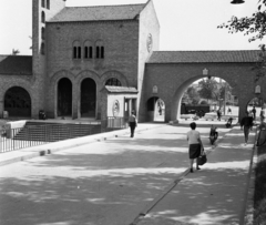 Magyarország, Székesfehérvár, Koronázó (Szabadság) tér a Várkörút (Népköztársaság út) felé nézve, balra a Romkert., 1965, Magyar Rendőr, utcakép, Fortepan #65151