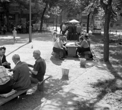 Magyarország, Budapest VII., Almássy tér., 1965, Magyar Rendőr, kártyajáték, Budapest, Fortepan #65156