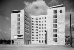 Magyarország, Budapest V., Olimpia park (Stollár Béla utca), a Belügyminisztérium épülete, a mai Képviselői Irodaház ("Fehér Ház")., 1950, Magyar Rendőr, Budapest, modern építészet, irodaház, középület, sarló és kalapács, Fortepan #65162