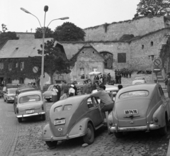 Magyarország, Eger, Tinódi Sebestyén (Dózsa György) tér, szemben a Vár., 1965, Magyar Rendőr, automobil, Lancia-márka, Moszkvics 407, Wartburg 311/312, rendszám, Hillman-márka, országjelzés, FSO Warszawa, Lancia Aprilia, Fortepan #65174