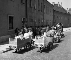 Magyarország, budai Vár, Budapest I., Fortuna köz Országház utcától a Fortuna utca felé nézve. "Rendőrfilm forgatása a Várban", 1965, Magyar Rendőr, Budapest, tricikli, Fortepan #65188