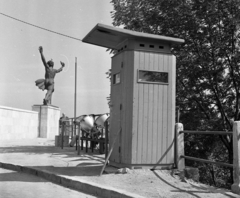 Magyarország, Gellérthegy, Budapest XI., "fakabát" őrbódé a Citadellánál, háttérben a Felszabadulási Emlékmű (Kisfaludi Strobl Zsigmond) "Fáklyás" mellékalakja., 1965, Magyar Rendőr, kalyiba, Budapest, Kisfaludi Strobl Zsigmond-terv, Fortepan #65189