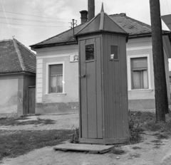 Magyarország, Budaörs, "fakabát" őrbódé a Szabadság út - Templom tér saroknál., 1965, Magyar Rendőr, kalyiba, Fortepan #65190