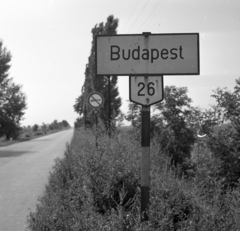 Magyarország, Rákospalota, Budapest XV., Budapest - Fót közötti (ekkor 26-os) út. A Budapest táblán túl a Külső Fóti (Régi Fóti) út., 1965, Magyar Rendőr, helységnév tábla, Budapest, Fortepan #65191