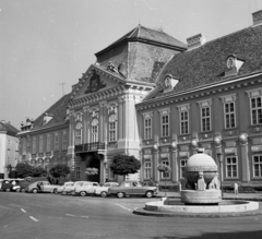 Magyarország, Székesfehérvár, Városház (Szabadság) tér, Országalma (Ohmann Béla 1943.) háttérben a Püspöki palota., 1965, Magyar Rendőr, szobor, utcakép, parkoló, épület, díszkút, országalma, Ohmann Béla-terv, Fortepan #65210