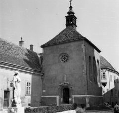 Hungary, Székesfehérvár, Arany János utca, Szent Anna-kápolna, előtte Kálmáncsehi Domonkos prépost szobra (Ohmann Béla, 1938.), 1965, Magyar Rendőr, sculpture, chapel, Domonkos Kálmáncsai-portrayal, Fortepan #65215