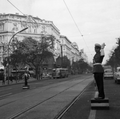 Magyarország, Budapest V.,Budapest XIII., Szent István körút a Vígszínház előtt, a Nyugati (Max) tér felé nézve., 1965, Magyar Rendőr, rendőr, rendőrdobogó, Budapest, forgalomirányítás, autóbusz, Fortepan #65218