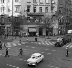 Magyarország, Budapest XIII., Szent István körút - Pannónia utca sarok., 1965, Magyar Rendőr, közlekedés, kerékpár, forgalom, autóbusz, teherautó, utcakép, Ikarus-márka, pótkocsi, Moszkvics-márka, rendőr, kozmetika, fodrászat, Ikarus 620/630, TEFU-szervezet, ZIL 164, Budapest, élelmiszerbolt, Közért Vállalat, gyalogátkelő, Moszkvics 407, Fortepan #65220