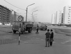 Magyarország, Budapest XI., Irinyi József utca a Budafoki út felől a Petőfi híd felé nézve., 1965, Magyar Rendőr, Skoda-márka, rendőrdobogó, Budapest, teherautó, forgalom, gyalogátkelő, Csepel D450, Skoda 706 RT/MT, Fortepan #65238