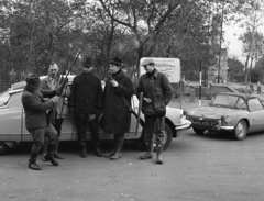 Magyarország, Hortobágy, Petőfi tér, vadászatra érkezett külföldi bérvadászok., 1965, Magyar Rendőr, vadász, vadászat, puska, rendszám, Citroen DS, Triumph-márka, Fortepan #65245