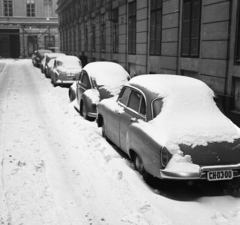 Magyarország, Budapest V., Vármegye utca a Városház utca felé nézve., 1965, Magyar Rendőr, Volkswagen-márka, Volkswagen Bogár, Budapest, Wartburg 311/312, rendszám, Fortepan #65251