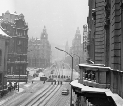 Magyarország, Budapest V., Kossuth Lajos utca a Ferenciek tere (Felszabadulás tér) és az Erzsébet híd felé nézve., 1965, Magyar Rendőr, Korb Flóris-terv, Giergl Kálmán-terv, palota, eklektikus építészet, Budapest, havas táj, forgalom, Fortepan #65252