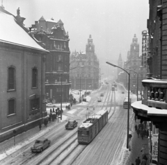 Magyarország, Budapest V., Kossuth Lajos utca a Ferenciek tere (Felszabadulás tér) és az Erzsébet híd felé nézve., 1965, Magyar Rendőr, Korb Flóris-terv, Giergl Kálmán-terv, barokk-stílus, palota, katolikus, eklektikus építészet, Budapest, Ferences rend, havas táj, forgalom, Fortepan #65253