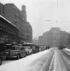 Magyarország, Budapest VII., Károly (Tanács) körút, szemben balra a Dohány utca., 1965, Magyar Rendőr, tél, hó, forgalom, villamos, rendszám, Budapest, FSO Warszawa, forgalom, Moszkvics 402, Fortepan #65258