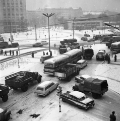 Magyarország, Budapest V.,Budapest VII., Deák Ferenc tér a Király (Majakovszkij) utca saroktól az Erzsébet (Engels) tér felé nézve., 1965, Magyar Rendőr, tél, hó, forgalom, autóbusz, teherautó, jelzőlámpa, Ikarus-márka, ZIL-márka, pótkocsi, Nysa-márka, Csepel-márka, GAZ M21 Volga, Moszkvics 423, Trabant 500, Wartburg 311/312, Framo-márka, Opel Rekord P1, rendőrjármű, Opel Rekord A, Robur Garant, Nysa N59, Budapest, Ikarus ITC 600, FSO Warszawa, Fortepan #65259