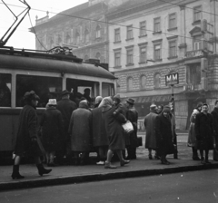 Magyarország, Budapest VIII.,Budapest VII., József körút, villamosmegálló a Blaha Lujza térnél, szemben az EMKE ház., 1965, Magyar Rendőr, utcakép, életkép, villamos, villamosmegálló, utas, Budapest, Fortepan #65262