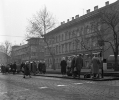 Magyarország, Budapest XIII., Váci út, villamosmegálló a Lehel térnél, szemben az Ipoly utca torkolata., 1965, Magyar Rendőr, utcakép, várakozás, villamosmegálló, utas, szemetes, Budapest, gyalogátkelő, Fortepan #65263