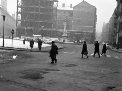 Magyarország, Budapest V., Szervita (Martinelli) tér, balra a Városház utca, jobbra a Petőfi Sándor utca., 1965, Magyar Rendőr, szobor, járókelő, utcakép, életkép, buszmegálló, automobil, állvány, szemetes, neon lámpa, Budapest, szerviták, gyalogátkelő, Fortepan #65270