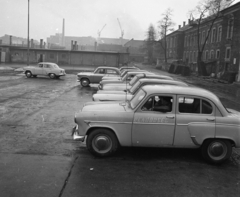 Magyarország, Budapest IX., a rendőrség Nádasdy utca és Vaskapu utca közötti gépjárműtelepe a Tóth Kálmán utca felé nézve., 1965, Magyar Rendőr, Moszkvics 407, rendőrjármű, Budapest, Fortepan #65276