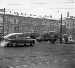 Magyarország, Budapest VI., Nyugati (Marx) tér, szemben a Jókai utca, MÁV igazgatóság épülete., 1965, Magyar Rendőr, járókelő, utcakép, életkép, trolibusz, tehertaxi, Budapest, FSO Warszawa, Fortepan #65278