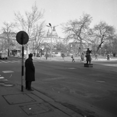 Magyarország, Budapest V., Erzsébet (Engels) tér a Bécsi utca - Harmincad utca sarokról nézve., 1965, Magyar Rendőr, utcakép, rendőr, rendőrdobogó, szőrme, Budapest, szőrmesapka, Fortepan #65281