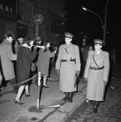 Magyarország, Budapest VI., Oktogon (November 7. tér)., 1965, Magyar Rendőr, egyenruha, járókelő, utcakép, rendőr, Szilveszter, papírtrombita, Patyolat Vállalat, cégér, gumibot, Budapest, Fortepan #65285