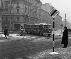 Magyarország, Budapest VII., Rákóczi út a Gyulai Pál utcától a Blaha Lujza tér felé nézve, bal oldalon a Nyár utca torkolata., 1966, Magyar Rendőr, autóbusz, rendőr, Ikarus 60 csuklós, jelzőtábla, rendőrdobogó, zsákutca, Budapest, Fortepan #65286