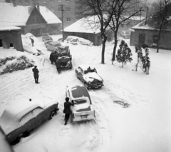 Magyarország, Székesfehérvár, Dózsa György út (Dózsa György tér) 3., a Városi Rendőrkapitányság udvara, háttérben az Ányos Pál utca 2. számú ház hátsó homlokzata., 1966, Magyar Rendőr, hó, GAZ 69, Fortepan #65287