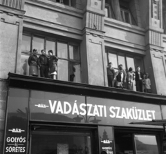 Magyarország, Budapest VI., Deák Ferenc tér, Anker-ház., 1966, Magyar Rendőr, vadászat, Alpár Ignác-terv, palota, eklektikus építészet, Budapest, Fortepan #65292