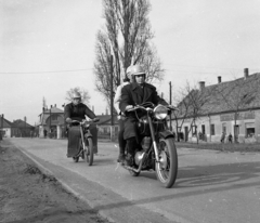 Magyarország, Érd, Felső utca a Budai út felé nézve., 1966, Magyar Rendőr, motorkerékpár, Danuvia 125, Csepel Pannonia TLF, Fortepan #65297