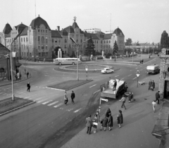 Magyarország, Pécs, Indóház (Lenin) tér a vasútállomás előtt, szemben a Szabadság utca., 1966, Magyar Rendőr, Ikarus 55, gyalogátkelő, körforgalom, Fortepan #65330