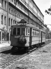 Magyarország, Budapest VIII., Kőbányai út, háttérben Könyves Kálmán körút sarok. Balra a Kőbányai Dohánygyár, bezárás után átalakított épülete, majd a Beloiannisz falu felépüléséig görög kolónia., 1966, Magyar Rendőr, villamos, koszorú, Budapest, viszonylatszám, Fortepan #65349