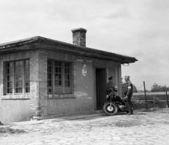 Magyarország, Csongrád, rendőrségi révőrség a Gőzhajó utcánál, a Csongrád-Csépa tiszai átkelőnél., 1966, Magyar Rendőr, motorkerékpár, Csepel Pannonia TLF, Fortepan #65357