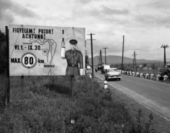 Magyarország, Budapest III., Ország út (a régi szentendrei út) Békásmegyer és Budakalász határán., 1966, Magyar Rendőr, felirat, Budapest, Fortepan #65364