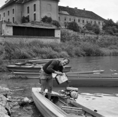 Magyarország, Vác, Duna-part, háttérben a Ferences templom és rendház., 1966, Magyar Rendőr, csónakmotor, Fortepan #65373