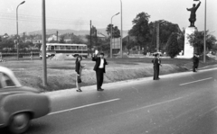 Magyarország, Budapest XI., stopposok a Balatoni útnál, háttérben a Budaörsi út és az Osztapenko szobor., 1966, Magyar Rendőr, autóbusz, szobor, Ikarus 620/630, stoppolás, Osztapenkó-ábrázolás, Budapest, Fortepan #65382