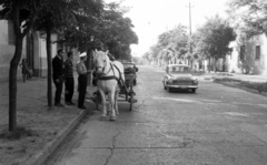 Magyarország, Vác, Árpád út a II. Rákóczi Ferenc tér és a HUnyadi János utca között, balra a boltíves bejárat a 16. számú ház., 1966, Magyar Rendőr, utcakép, rendőr, fogat, hangszóró, Wartburg 311/312, rendszám, Fortepan #65387