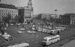 Magyarország, Budapest V.,Budapest VI., Erzsébet (Engels) tér, parkoló a MÁVAUT autóbusz-pályaudvar előtt. Szemben az Anker-ház, jobbra az evangélikus templom a Deák Ferenc téren. Távolabb a Károly (Tanács) körút épületsora látható., 1966, Magyar Rendőr, városkép, Ikarus-márka, parkoló, Ikarus 55, Ikarus 66, lámpaoszlop, Wartburg 311/312, Opel Rekord P1, Budapest, Fortepan #65389