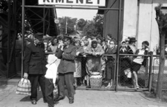 Magyarország, Budapest XV.,Budapest IV., Rákospalota - Újpest vasútállomás., 1966, Magyar Rendőr, tömeg, trafik, kosár, vasútállomás, vasutas, felüljáró, szatyor, Budapest, Fortepan #65392