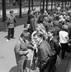 Magyarország, Budapest VI., Nyugati pályaudvar, kűlső vágányok., 1966, Magyar Rendőr, óra, életkép, rendőr, bőrönd, orkánkabát, utas, Budapest, Fortepan #65403