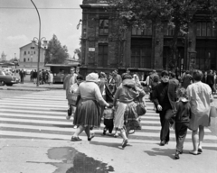 Magyarország, Budapest VI., Teréz (Lenin) körút, balra a Westend udvar, jobbra a Nyugati pályaudvar., 1966, Magyar Rendőr, járókelő, utcakép, életkép, kosár, kofa, utcanévtábla, Budapest, gyalogátkelő, Fortepan #65405